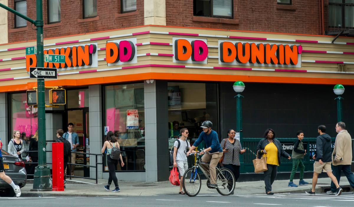 Alcaldía recuperó $1,8 millones en salarios de trabajadores de comida rápida en Nueva York y demandó a cadena Dunkin’