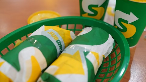 El ganador del concurso disfrutará de sándwiches gratis de por vida y recibirá dinero para reembolsar los costos legales por el cambio de nombre