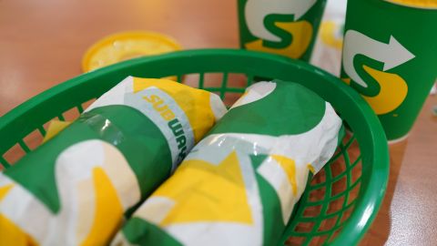El ganador del concurso disfrutará de sándwiches gratis de por vida y recibirá dinero para reembolsar los costos legales por el cambio de nombre