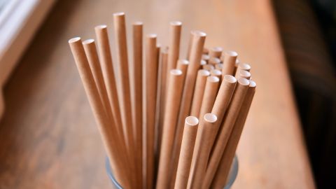 Investigaciones indican que las pajitas de papel y bambú contienen químicos tóxicos
