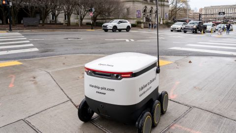Videos en redes sociales dejan al descubierto que los robots de reparto de comida son víctimas 
 de ataques y robos