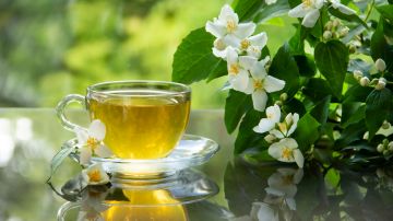 El té de jazmín tiene la propiedad de disminuir la frecuencia cardiaca y tiene un ligero efecto sedante