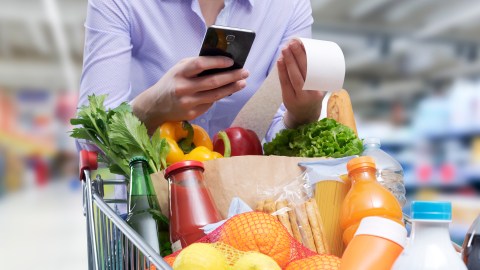 Woman,Checking,The,Grocery,Receipt,Using,Her,Smartphone