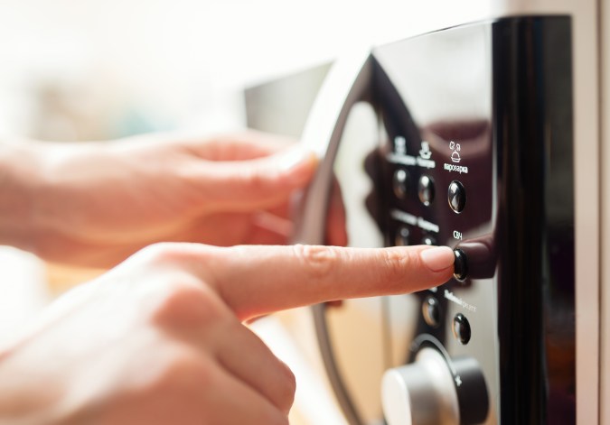 Las ventajas del microondas en nuestras vidas es innegable siempre se le dé el uso adecuado hay algunos alimentos que no se recomienda calentar con este aparato porque pierden consistencia, sabor y propiedades