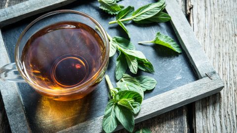 La infusión de menta ha sido utilizada en medicina tradicional durante siglos para trastornos digestivos.