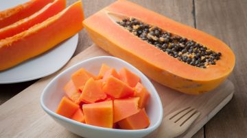 La papaya contiene enzimas digestivas, fibra dietética y es un antiinflamatorio natural