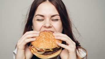 ¿Qué pasa en nuestro cerebro que nos induce a comer más?