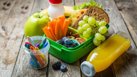 Lavar y cortar la fruta con antelación, nos garantiza tenerla disponible para las meriendas