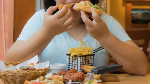 Los alimentos con alto contenido en azúcares y grasas estimulan más nuestras papilas gustativas