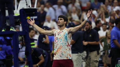 Carlos Alcaraz celebra su victoria del miércoles sobre Alexander Zverev.