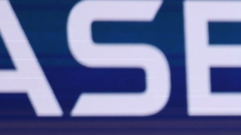 El español Carlos Alcaraz tuvo que trabajar duro para vencer al británico Daniel Evans