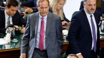 Senado de Texas absolvió al fiscal Ken Paxton en el juicio político por corrupción