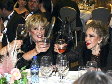 Sylvia Pasquel junto a su mamá Silvia Pinal.
