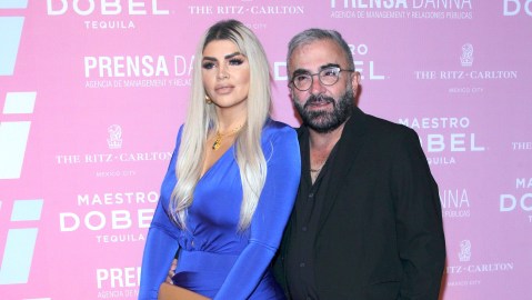 El cantante Vicente Fernández Jr. junto a su novia Mariana González.