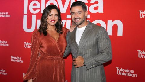 En la imagen aparece Pamela Silva y Borja Voces de Primer Impacto.