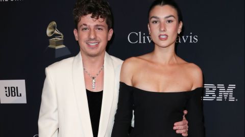 Charlie Puth y su novia Brooke Sansone.