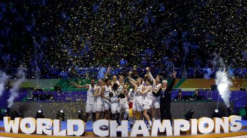 Los jugadores de Alemania celebran la victoria tras ganar la final de la Copa Mundial de Baloncesto FIBA 2023 entre Serbia y Alemania.