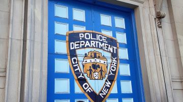Exterior de una comisaría NYPD.
