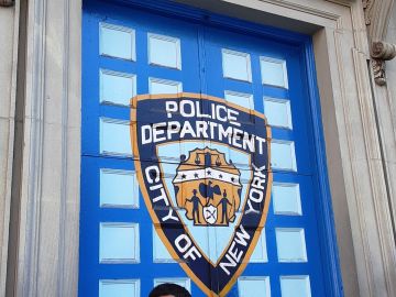 Exterior de una comisaría NYPD.