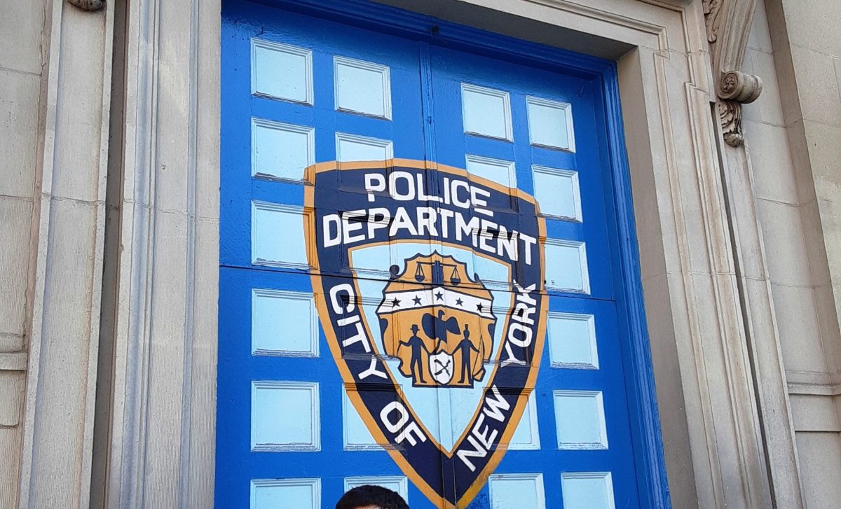 Dos policías hispanos abusaron de mujer ebria tras conocerla en un bar: acusación en Nueva York