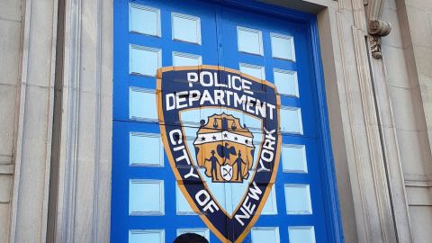 Exterior de una comisaría NYPD.