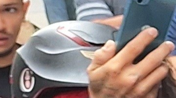 Fue necesaria la intermediación policial. Jóvenes inmigrantes confrontan a los manifestantes: !Sólo queremos trabajar!