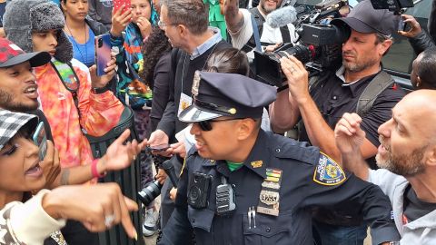 Fue necesaria la intermediación policial. Jóvenes inmigrantes confrontan a los manifestantes: !Sólo queremos trabajar!