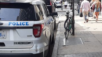 Bicicleta junto a patrulla NYPD en Manhattan.
