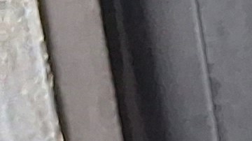 En los últimos días la regla de reducir el tiempo en los refugios  ha obligado a un grupo de desalojados, como este joven venezolano, a pernoctar en un bar al lado del Hotel Rooselvelt