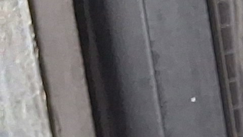 En los últimos días la regla de reducir el tiempo en los refugios  ha obligado a un grupo de desalojados, como este joven venezolano, a pernoctar en un bar al lado del Hotel Rooselvelt