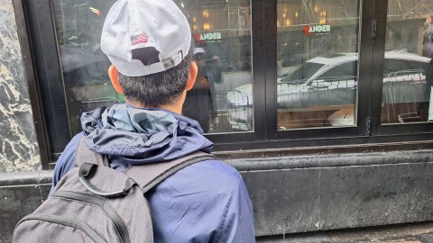 En los últimos días la regla de reducir el tiempo en los refugios  ha obligado a un grupo de desalojados, como este joven venezolano, a pernoctar en un bar al lado del Hotel Rooselvelt