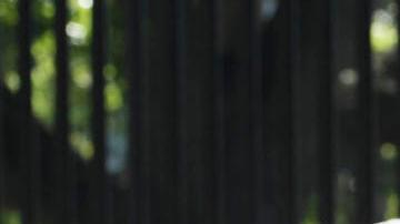 Inmigrantes y activistas protestan contra la política migratoria del presidente Joe Biden frente a la Casa Blanca.