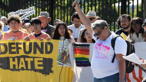 Inmigrantes y activistas protestan contra la política migratoria del presidente Joe Biden frente a la Casa Blanca.