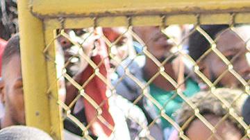 El caos hizo que una avalancha de personas se tropezaran entre ellas y se cayeran unos encima de otros.