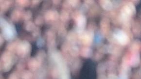 Santiago Gimenez (I) celebra con su compañero Quinten Timber después de marcar el segundo gol en el Clásico de Países Bajos.