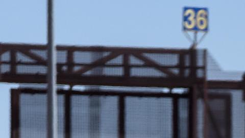 Los funcionarios les piden que se retiren y lo hacen por poco tiempo, ya que una vez se van las patrullas los migrantes regresan a sus campamentos.
