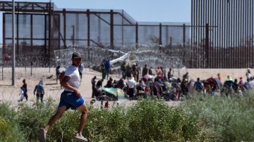 Los funcionarios les piden que se retiren y lo hacen por poco tiempo, ya que una vez se van las patrullas los migrantes regresan a sus campamentos.