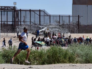 Los funcionarios les piden que se retiren y lo hacen por poco tiempo, ya que una vez se van las patrullas los migrantes regresan a sus campamentos.