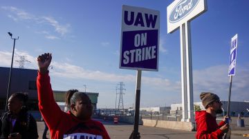 La United Auto Workers rechazó el despido de trabajadores en General Motors y Ford