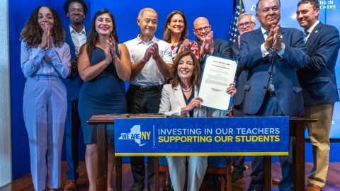 Un paquete legislativo alienta sumar más docentes a las escuelas de NY. Se proyecta que se necesitarán 180,000 nuevos educadores en la próxima década.