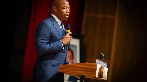 El alcalde de NYC, Eric Adams, culpó a Albany por no ayudar a la ciudad a crear más apartamentos asequibles