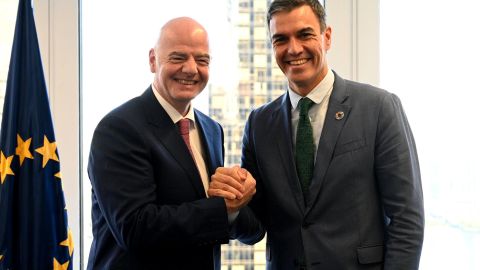 Gianni Infantino (L) y Pedro Sánchez (R) durante una conferencia en Nueva York.