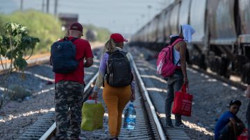Cientos de migrantes varados en el norte de México por el paro de trenes: la mayoría son venezolanos que esperan llegar a EE.UU.