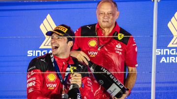 Carlos Sainz (I) celebra con el jefe del equipo Ferrari Frederic Vasseur luego de ganar el GP de Singapur.