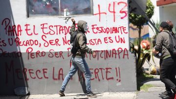 Estudiantes de Ayotzinapa protestan frente al Centro Nacional de Inteligencia de México