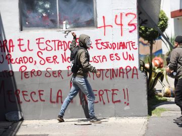 Estudiantes de Ayotzinapa protestan frente al Centro Nacional de Inteligencia de México