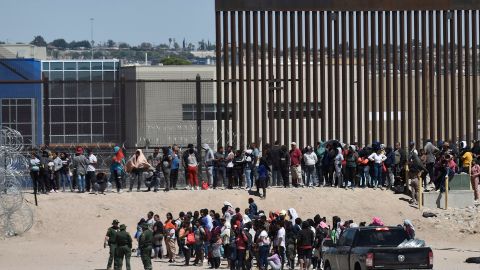 Autoridades estadounidenses disolvieron campamento improvisado de migrantes en la frontera con México