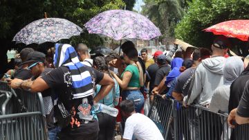 Imagen captada en 2023 de migrantes hacen fila en espera de peticiones de asilo, en la ciudad de Tapachula en el estado de Chiapas (México).