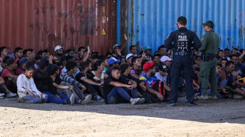 Gobernador de Texas envió más autobuses a las fronteras de Eagle Pass y El Paso para trasladar a migrantes a ciudades santuario