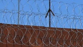 Huyen de los delincuentes: migrantes instalaron campamento entre las barricadas y el muro en la frontera de EE.UU. con México